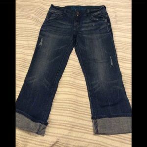 Slightly distressed Capri jeans (527)